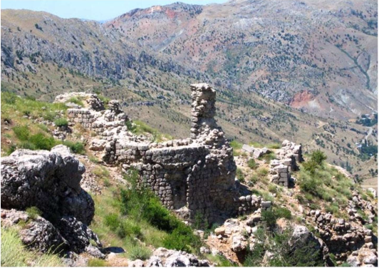 Ruinen des im 5. Jh. gegründeten Klosters Mor Barsaumo bei Malatya/Melitene. Vom 11. - 13. Jh. Sitz der syrisch-orthodoxen Patriarchen und Zentrum für Theologie und Bildung mit reichem Bestand syrischer Handschriften. Aufgegeben im 17. Jh.