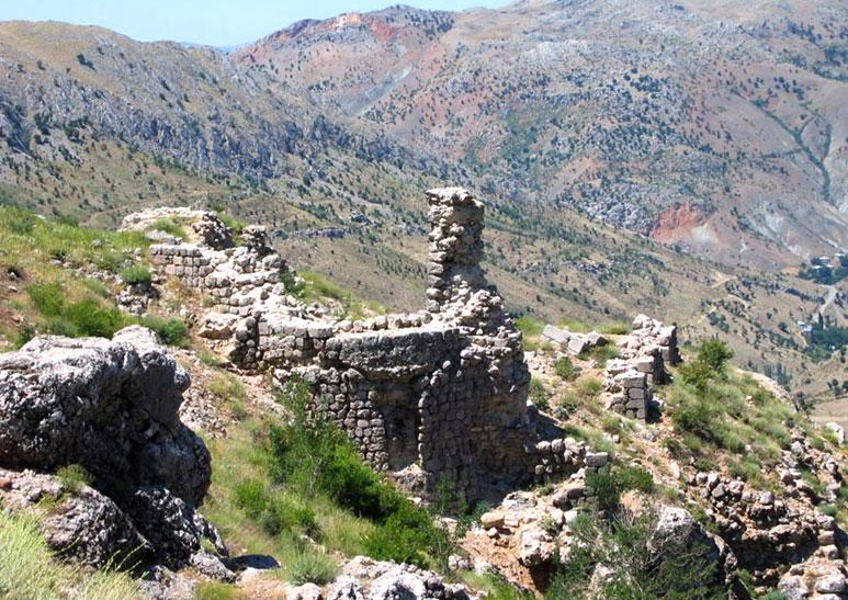Ruinen des im 5. Jh. gegründeten Klosters Mor Barsaumo bei Malatya/Melitene. Vom 11. - 13. Jh. Sitz der syrisch-orthodoxen Patriarchen und Zentrum für Theologie und Bildung mit reichem Bestand syrischer Handschriften. Aufgegeben im 17. Jh.